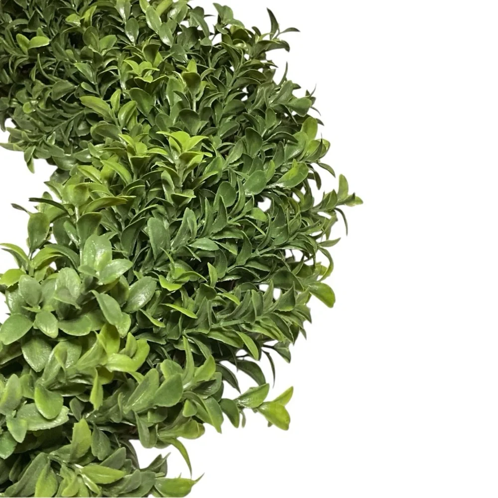 Green Boxwood Holiday Wreath